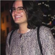 Studentessa impartisce lezioni agli studenti del liceo e degli istituti tecnici